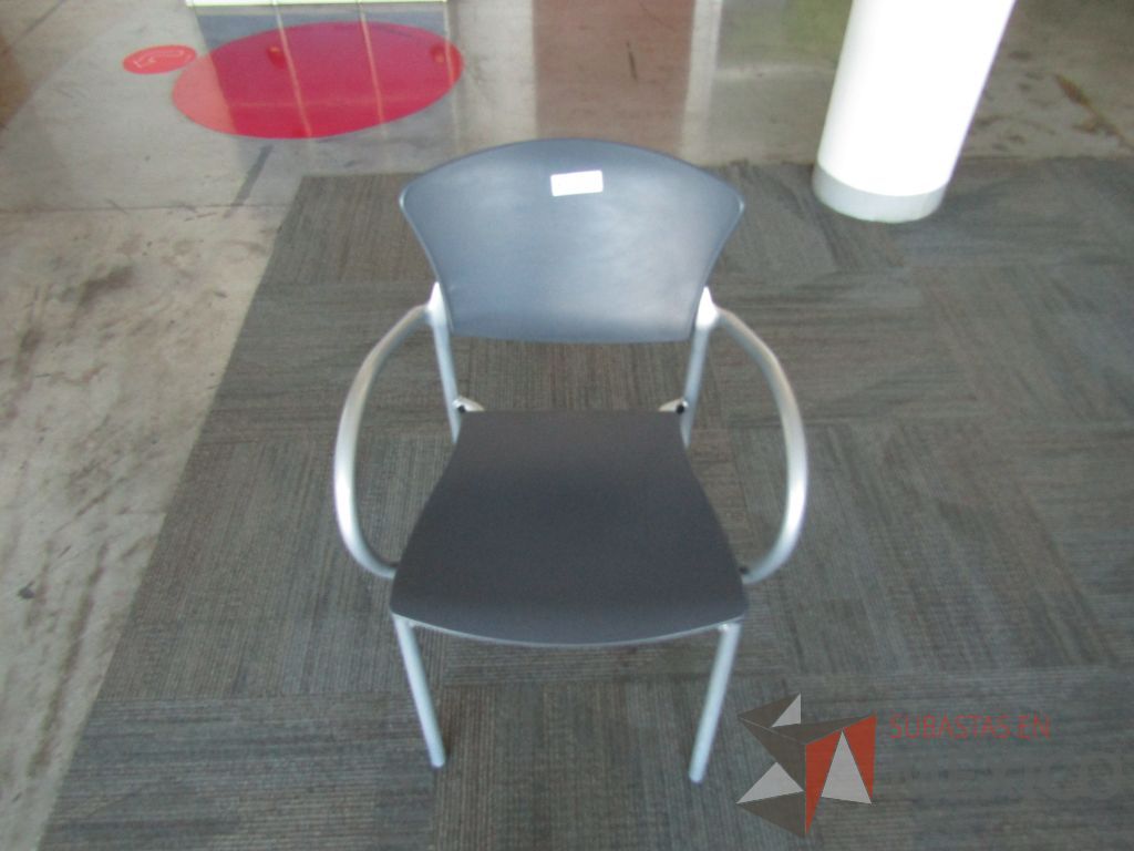 Lote 258 - Silla fija, descansabrazos fijo, asiento y respaldo en plástico color gris estructura metálica - Imagen 2