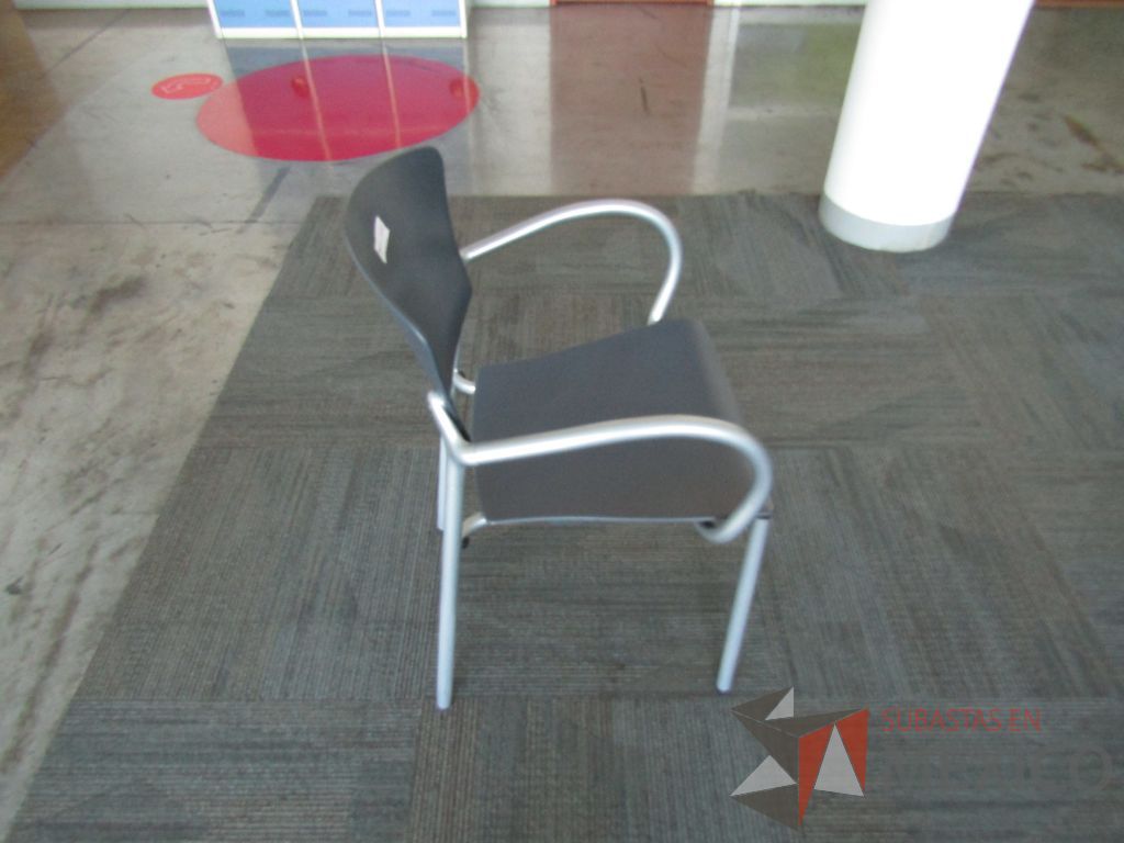 Lote 258 - Silla fija, descansabrazos fijo, asiento y respaldo en plástico color gris estructura metálica - Imagen 3