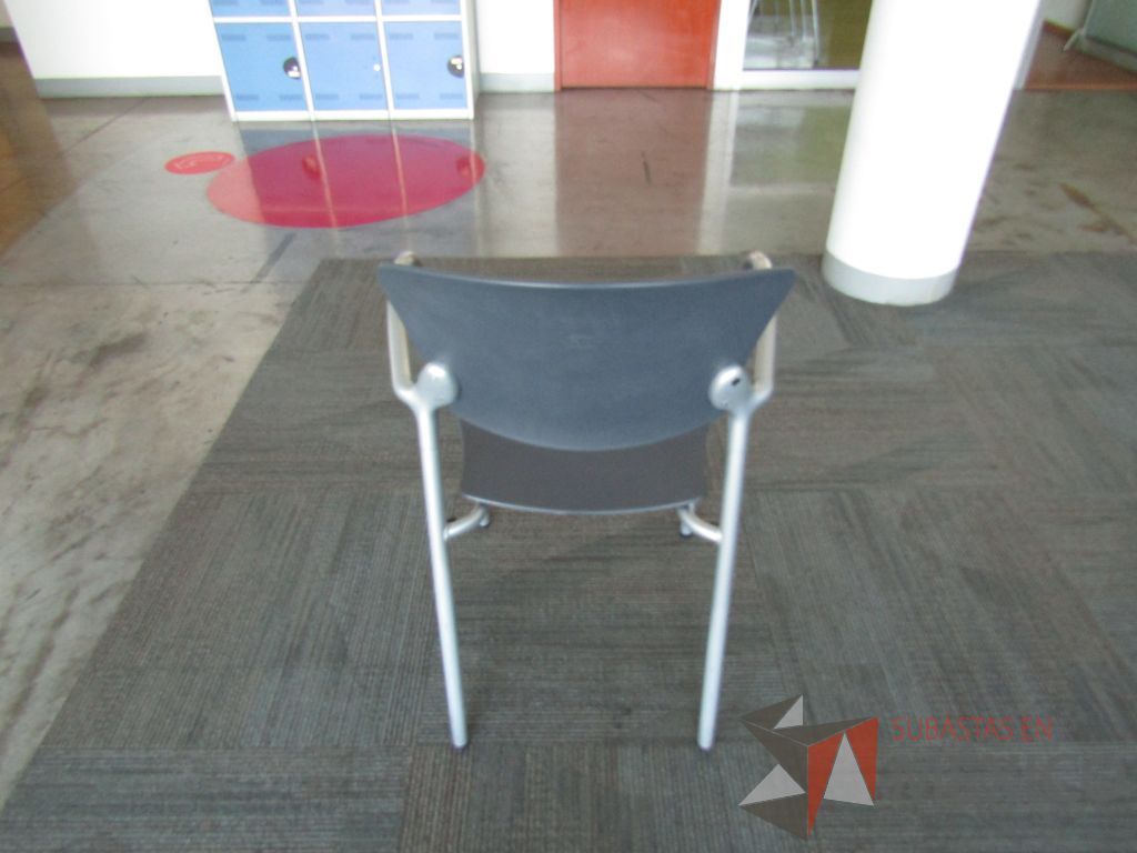 Lote 258 - Silla fija, descansabrazos fijo, asiento y respaldo en plástico color gris estructura metálica - Imagen 4