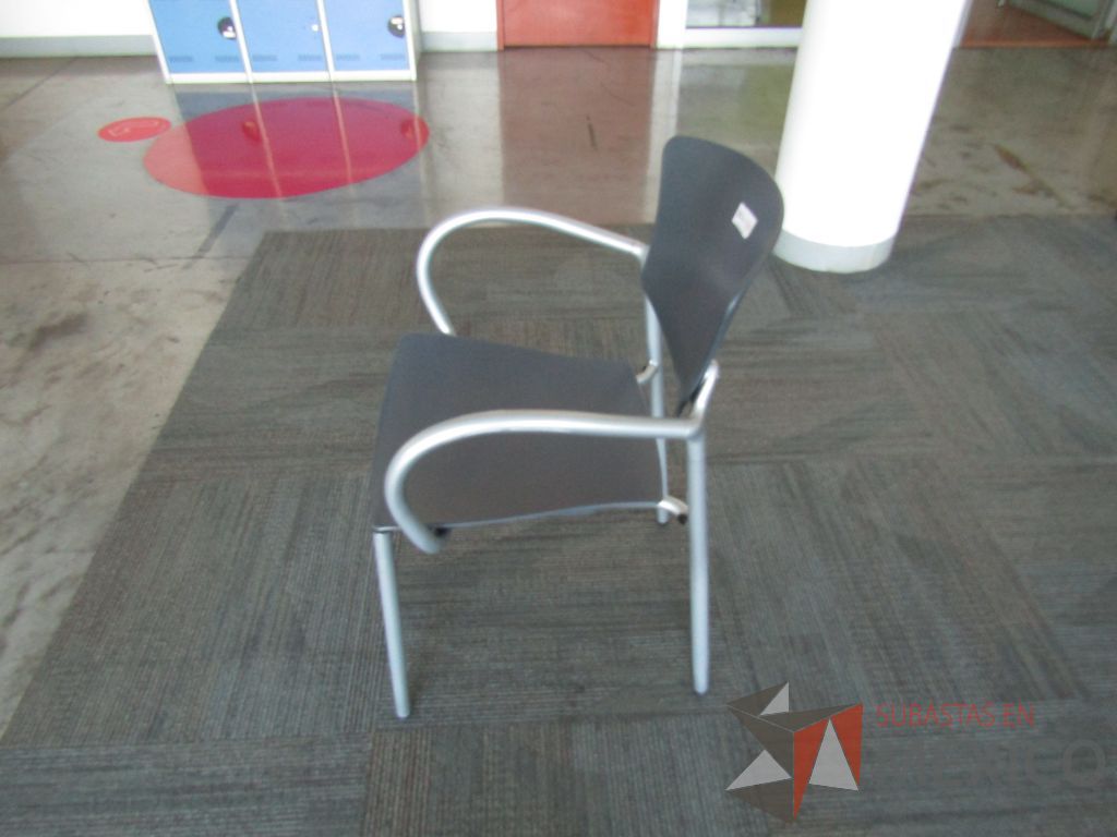 Lote 258 - Silla fija, descansabrazos fijo, asiento y respaldo en plástico color gris estructura metálica - Imagen 5
