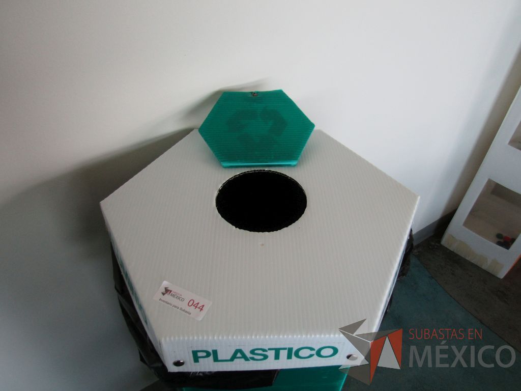 Lote 044 - Bote de acrilico color verde y tapa color blanca. - Imagen 3