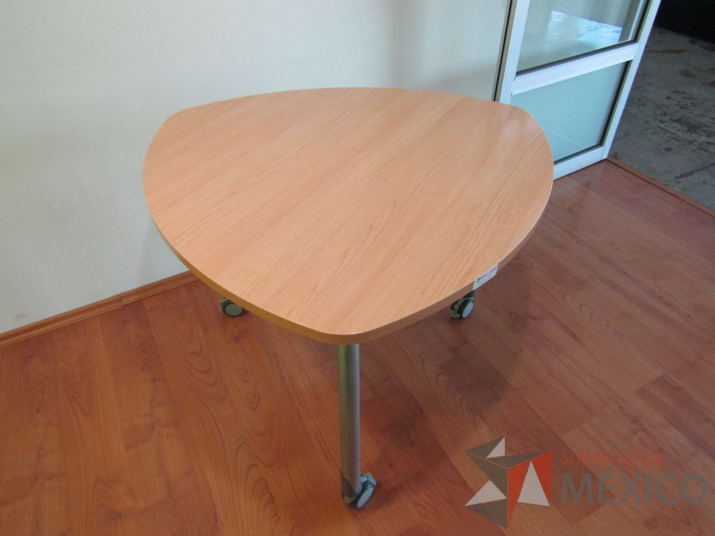 Lote 482 - Mesa en forma de triangulo, 3 patas métalicas con ruedas y cubierta color café