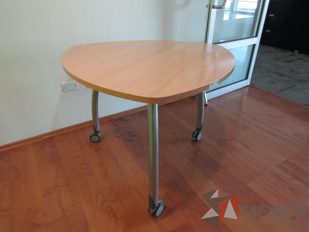 Lote 482 - Mesa en forma de triangulo, 3 patas métalicas con ruedas y cubierta color café - Imagen 2