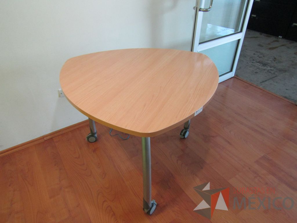 Lote 482 - Mesa en forma de triangulo, 3 patas métalicas con ruedas y cubierta color café - Imagen 3