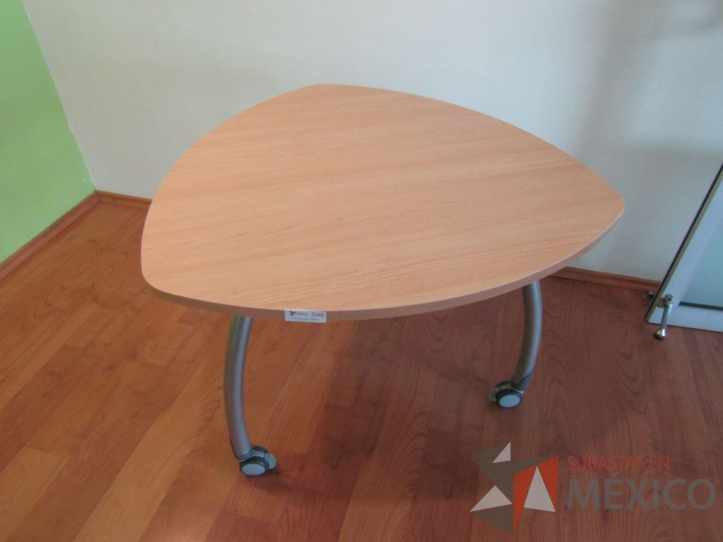 Lote 482 - Mesa en forma de triangulo, 3 patas métalicas con ruedas y cubierta color café - Imagen 5