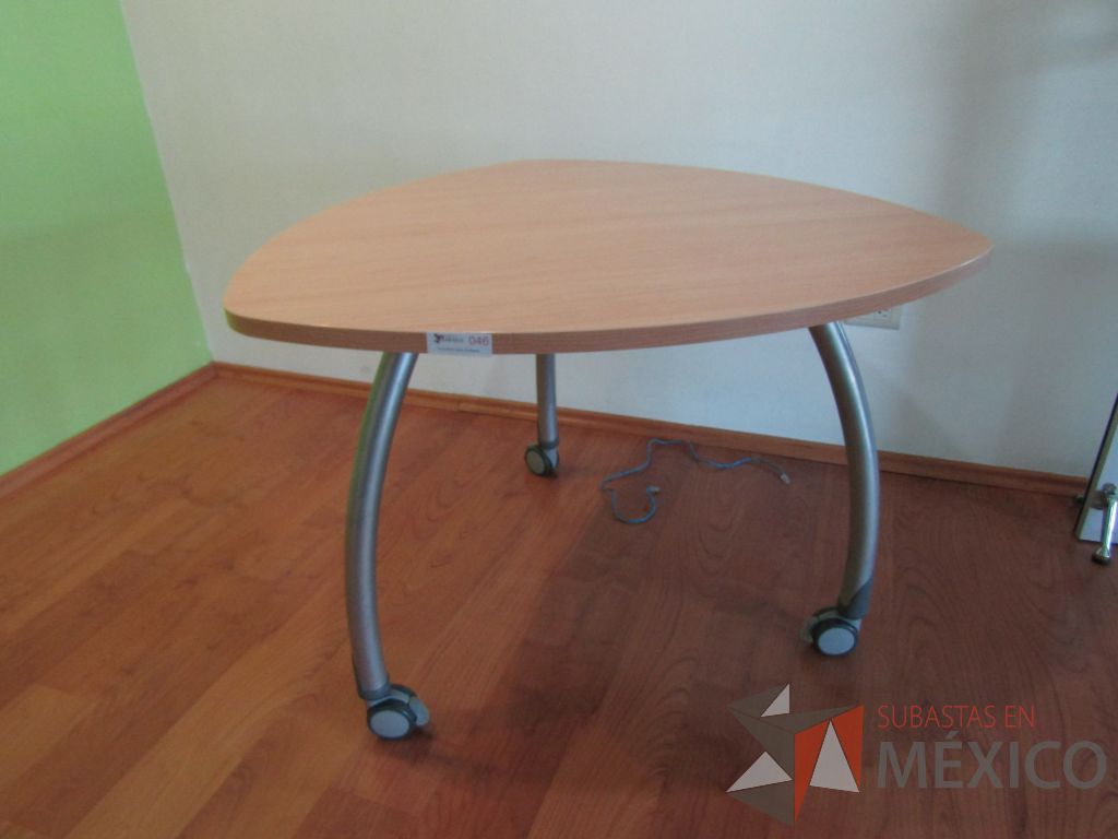 Lote 482 - Mesa en forma de triangulo, 3 patas métalicas con ruedas y cubierta color café - Imagen 6