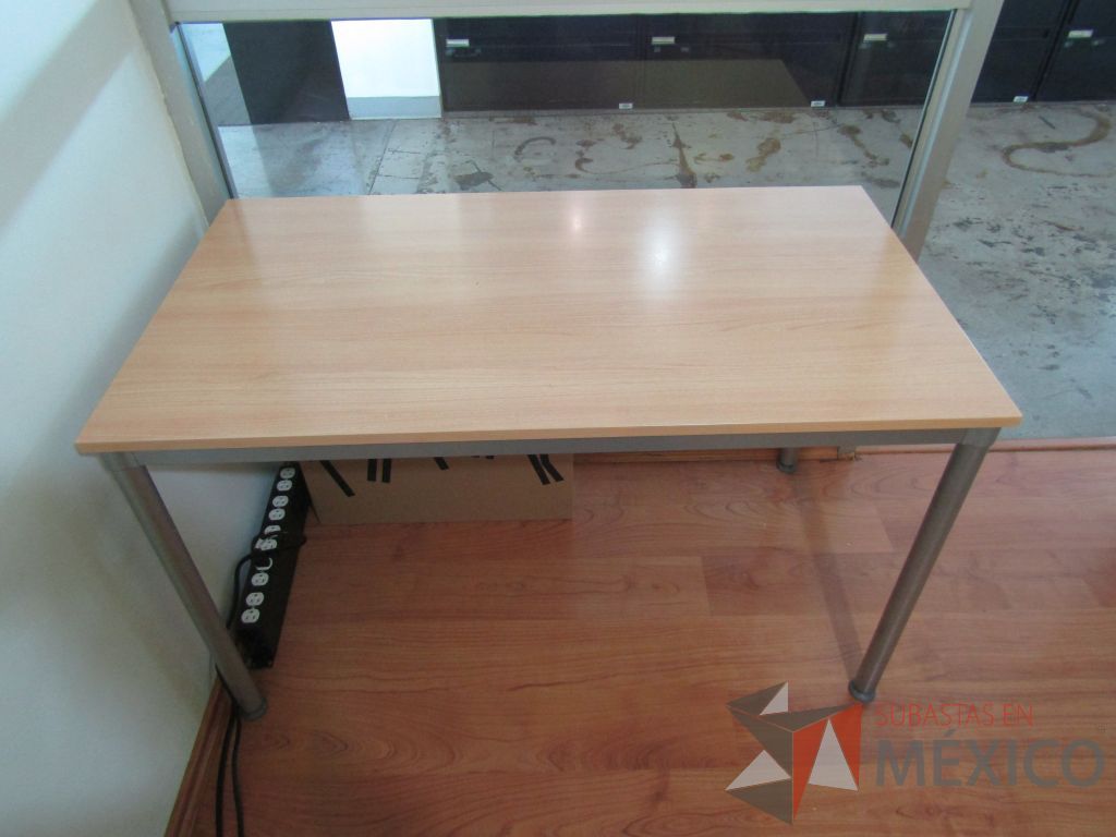 Lote 325 - Mesa de trabajo, base métalica y cubierta color café - Imagen 2