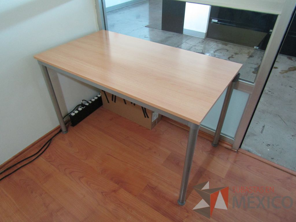 Lote 325 - Mesa de trabajo, base métalica y cubierta color café - Imagen 3