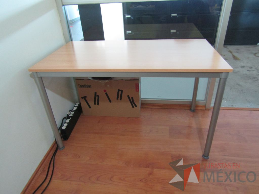 Lote 325 - Mesa de trabajo, base métalica y cubierta color café - Imagen 4