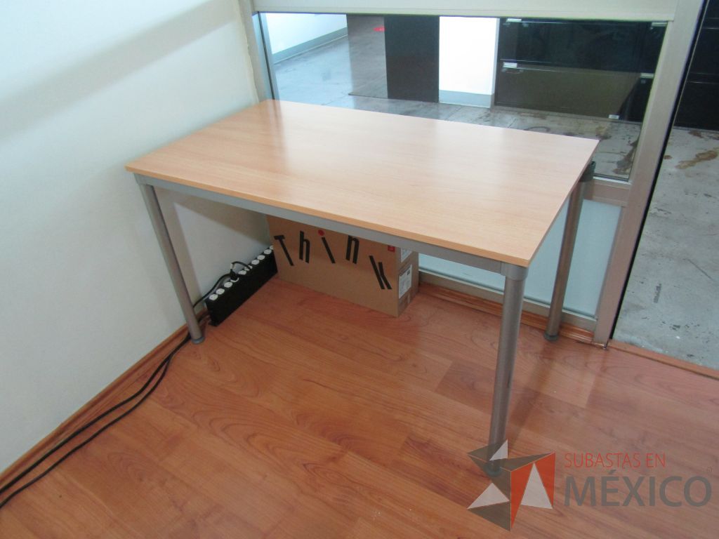 Lote 325 - Mesa de trabajo, base métalica y cubierta color café - Imagen 5