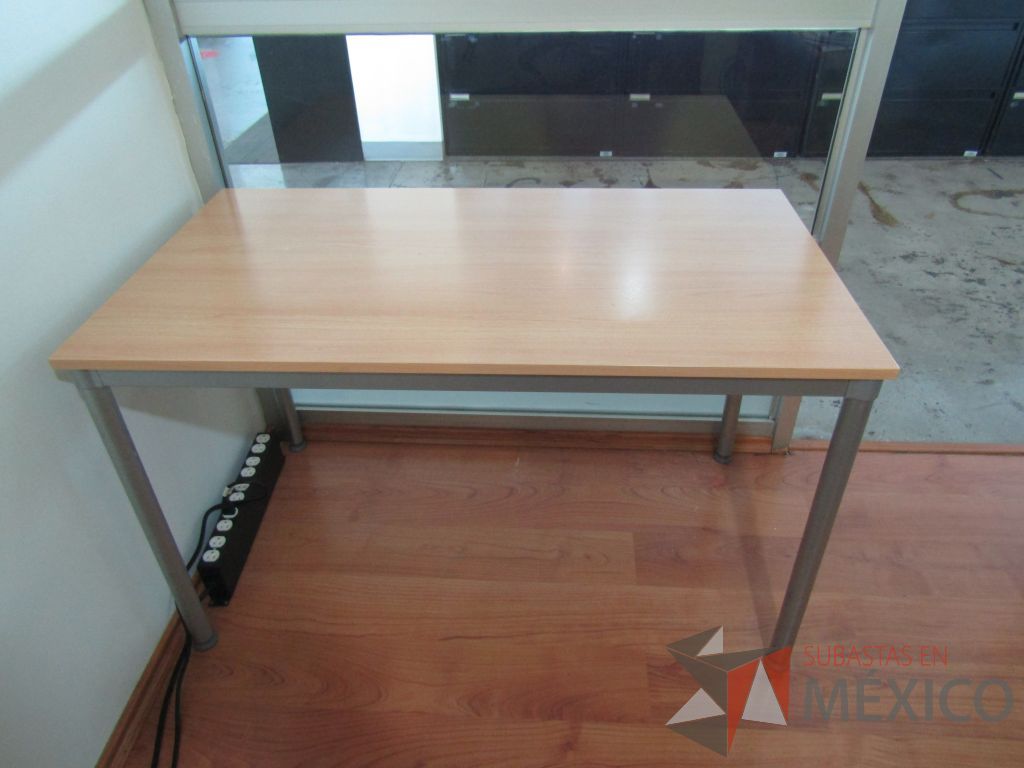 Lote 325 - Mesa de trabajo, base métalica y cubierta color café - Imagen 6