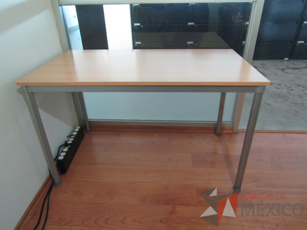 Lote 325 - Mesa de trabajo, base métalica y cubierta color café - Imagen 7