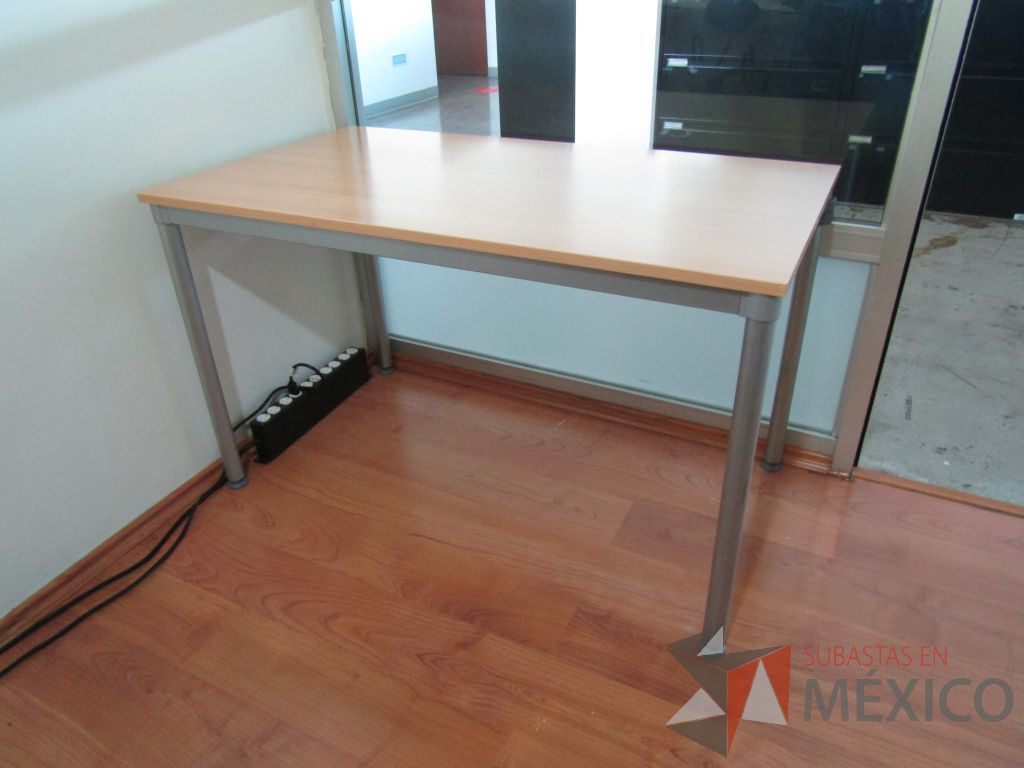 Lote 325 - Mesa de trabajo, base métalica y cubierta color café