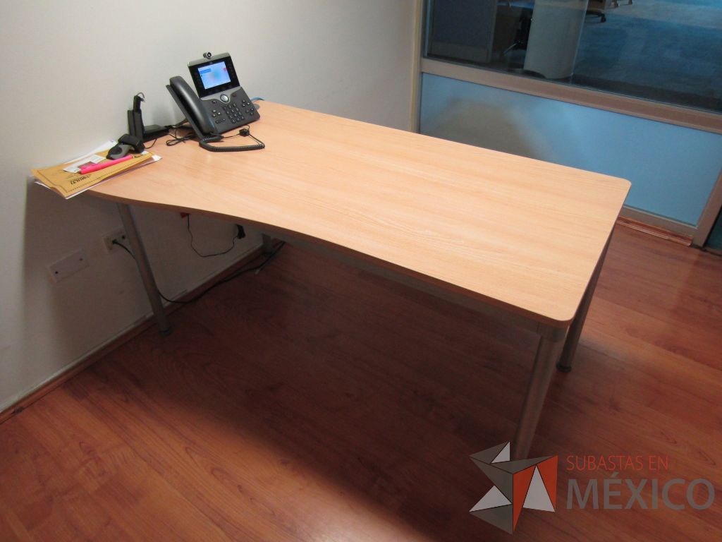 Lote 050 - Mesa de trabajo con base métalica y cubierta con orificio para cables color café. (Costado izquierdo.) - Imagen 2