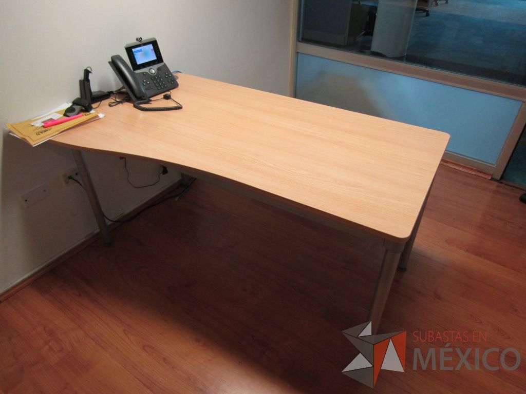 Lote 050 - Mesa de trabajo con base métalica y cubierta con orificio para cables color café. (Costado izquierdo.)
