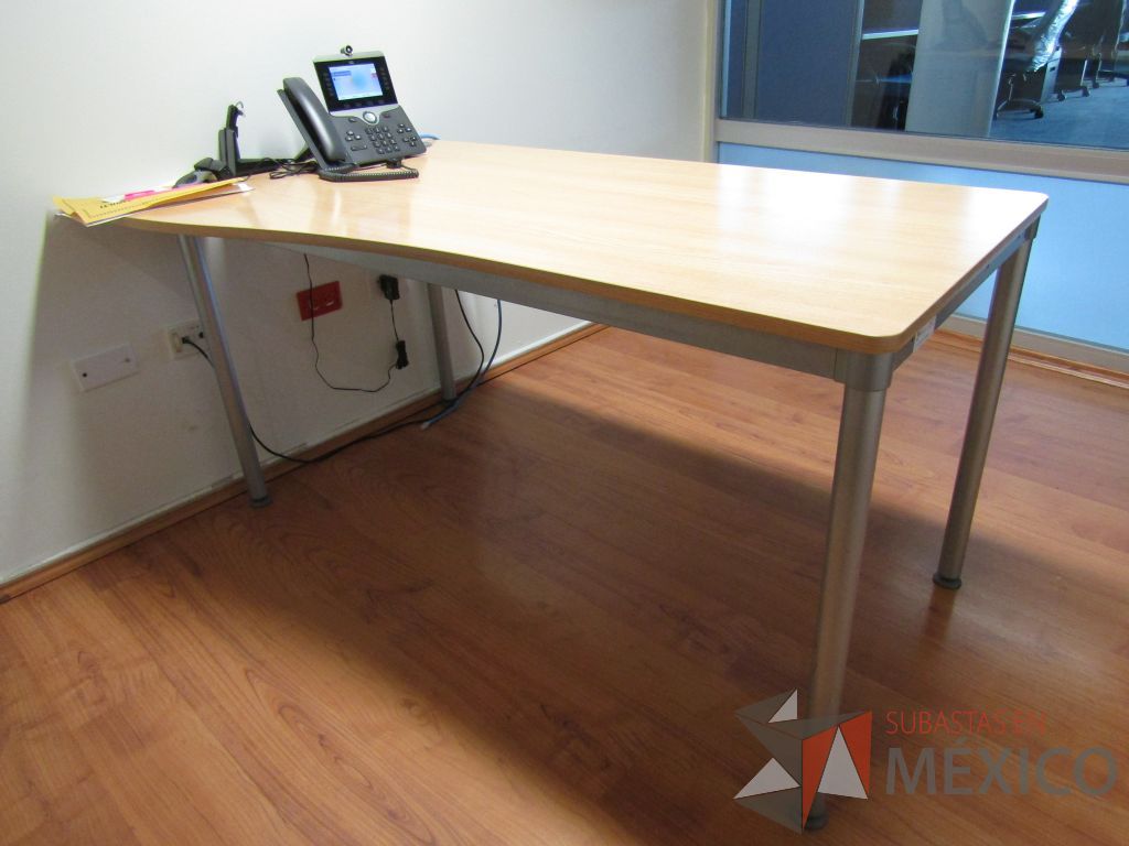 Lote 050 - Mesa de trabajo con base métalica y cubierta con orificio para cables color café. (Costado izquierdo.) - Imagen 3