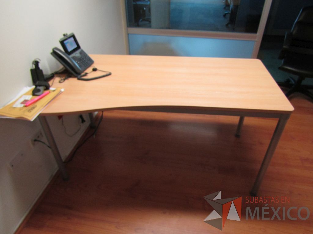 Lote 050 - Mesa de trabajo con base métalica y cubierta con orificio para cables color café. (Costado izquierdo.) - Imagen 4