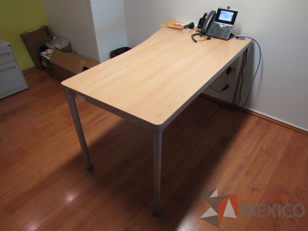 Lote 050 - Mesa de trabajo con base métalica y cubierta con orificio para cables color café. (Costado izquierdo.) - Imagen 5