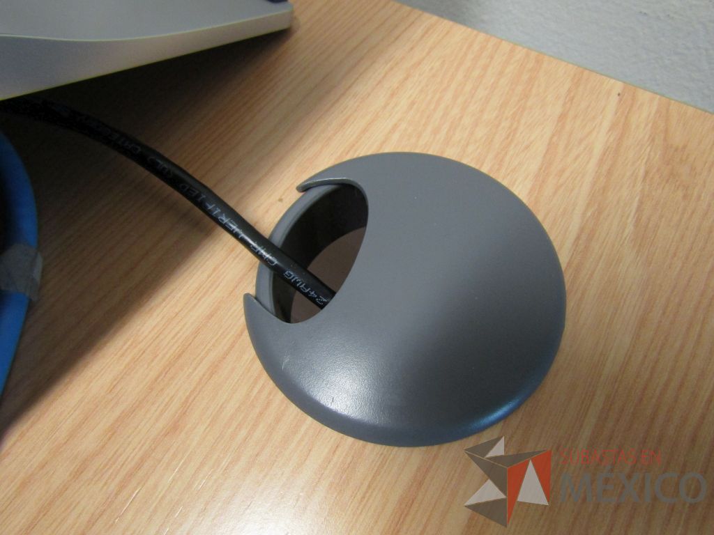Lote 050 - Mesa de trabajo con base métalica y cubierta con orificio para cables color café. (Costado izquierdo.) - Imagen 6