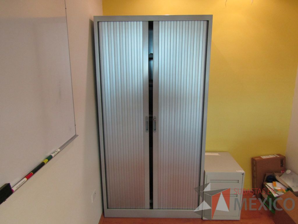 Lote 051 - Gabinete métalico con 2 puertas corredizas y 4 entrepaños color gris