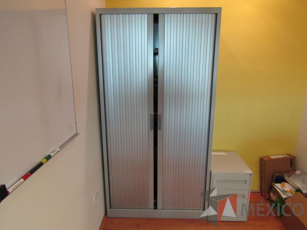 Lote 051 - Gabinete métalico con 2 puertas corredizas y 4 entrepaños color gris - Imagen 2