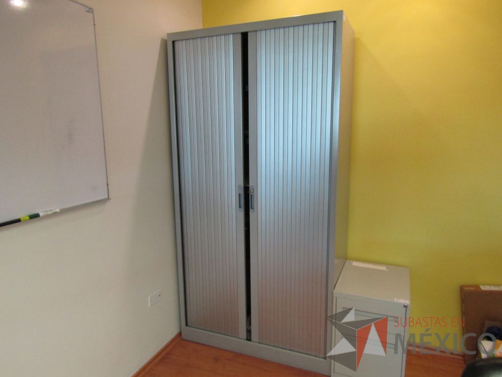 Lote 051 - Gabinete métalico con 2 puertas corredizas y 4 entrepaños color gris - Imagen 3