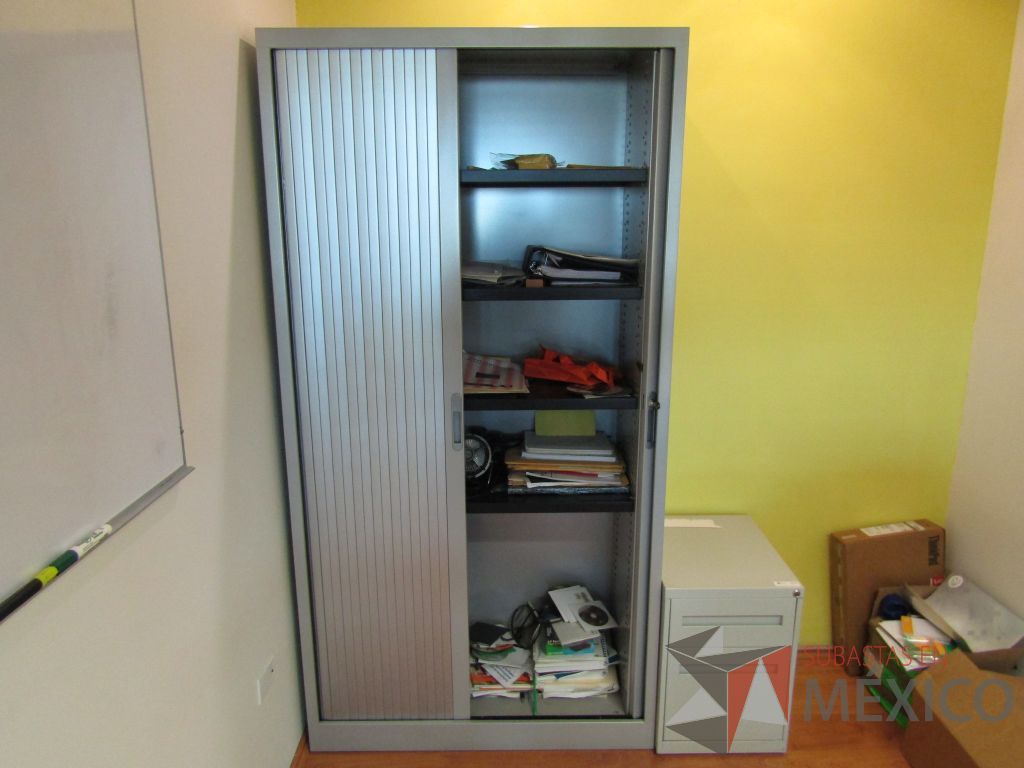 Lote 051 - Gabinete métalico con 2 puertas corredizas y 4 entrepaños color gris - Imagen 4