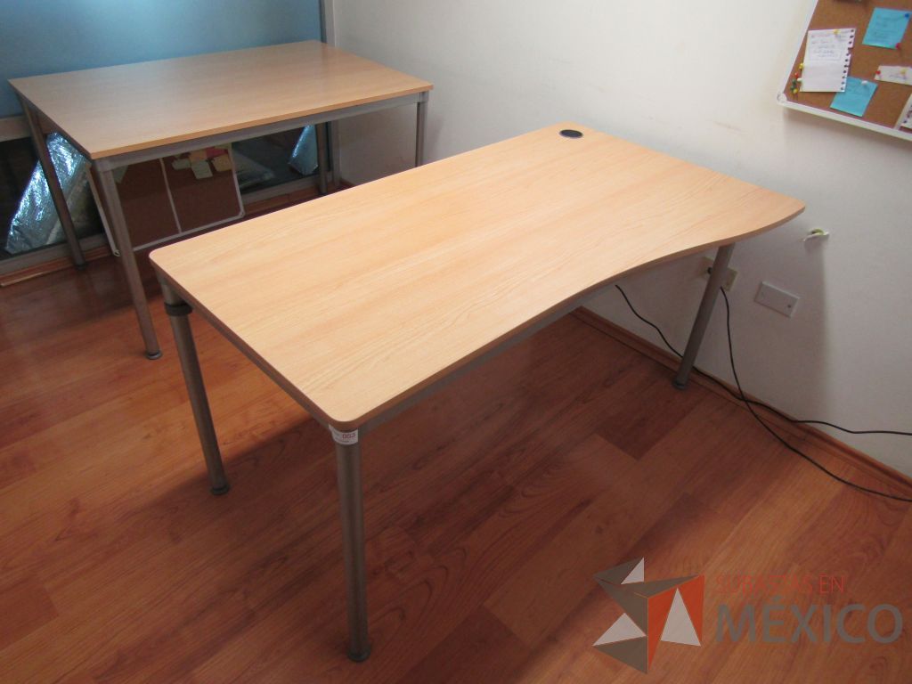 Lote 053 - Mesa de trabajo con base métalica y cubierta con orificio para cables color café. (Costado derecho.) - Imagen 3