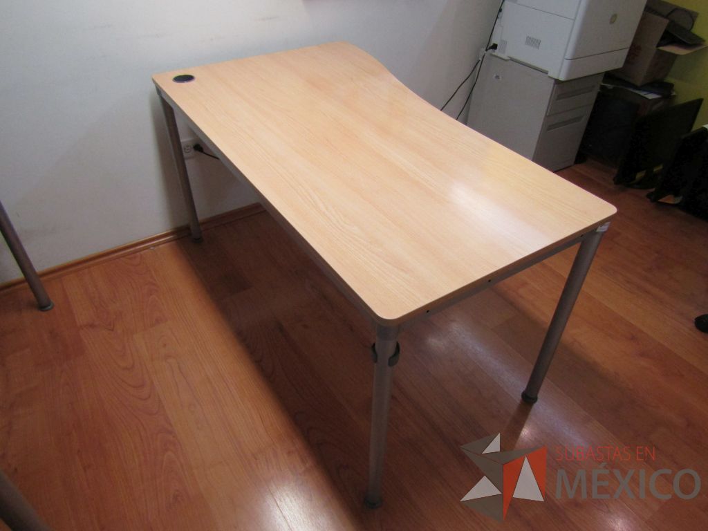 Lote 053 - Mesa de trabajo con base métalica y cubierta con orificio para cables color café. (Costado derecho.) - Imagen 5