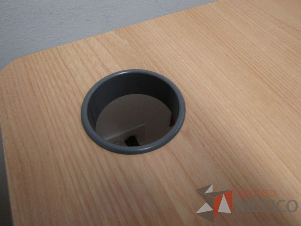 Lote 053 - Mesa de trabajo con base métalica y cubierta con orificio para cables color café. (Costado derecho.) - Imagen 6