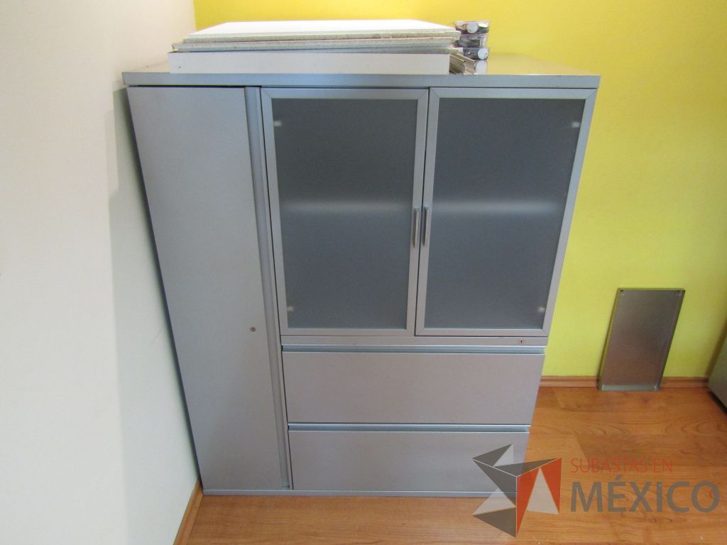 Lote 054 - Gabinete métalico con 3 puertas y 2 cajones color gris - Imagen 2