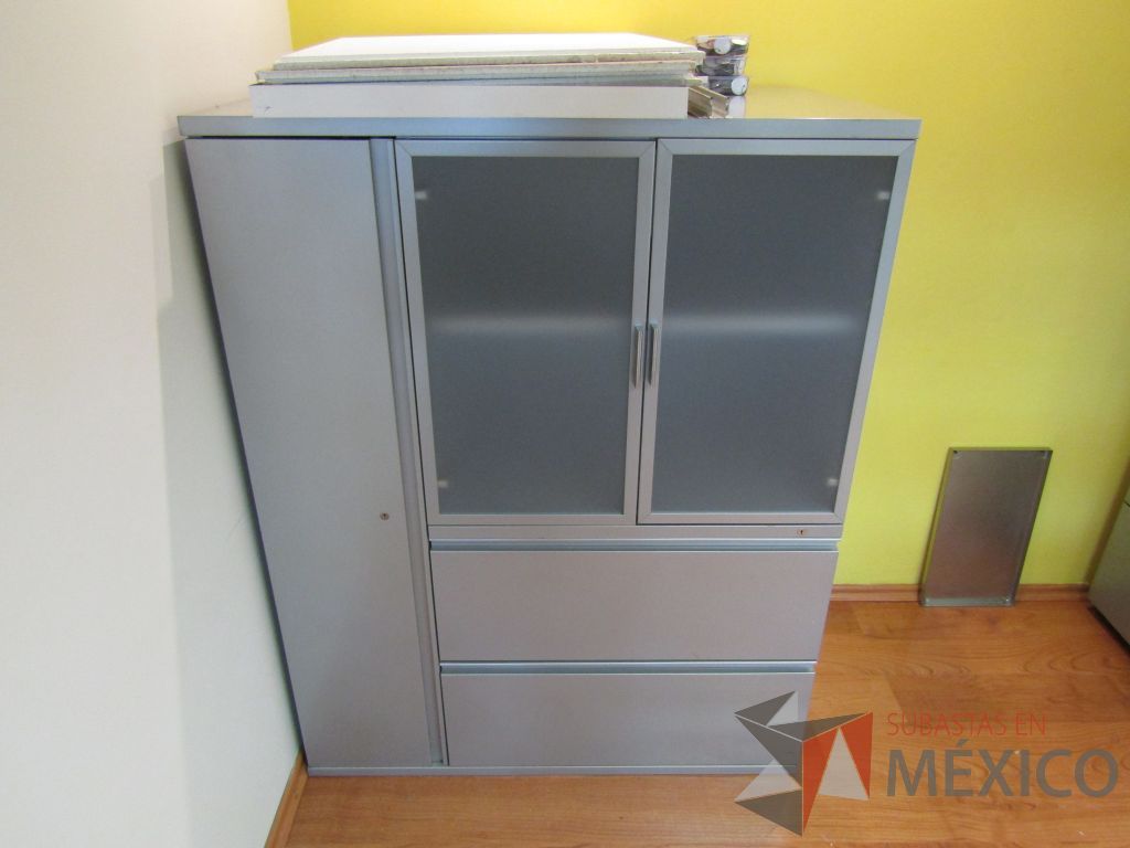 Lote 054 - Gabinete métalico con 3 puertas y 2 cajones color gris - Imagen 3