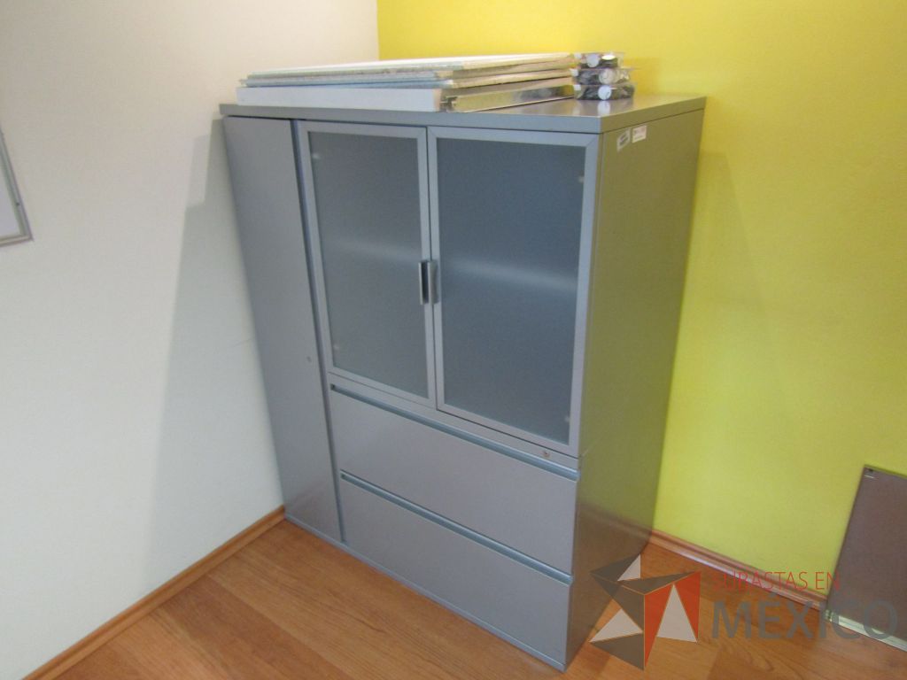 Lote 054 - Gabinete métalico con 3 puertas y 2 cajones color gris - Imagen 4