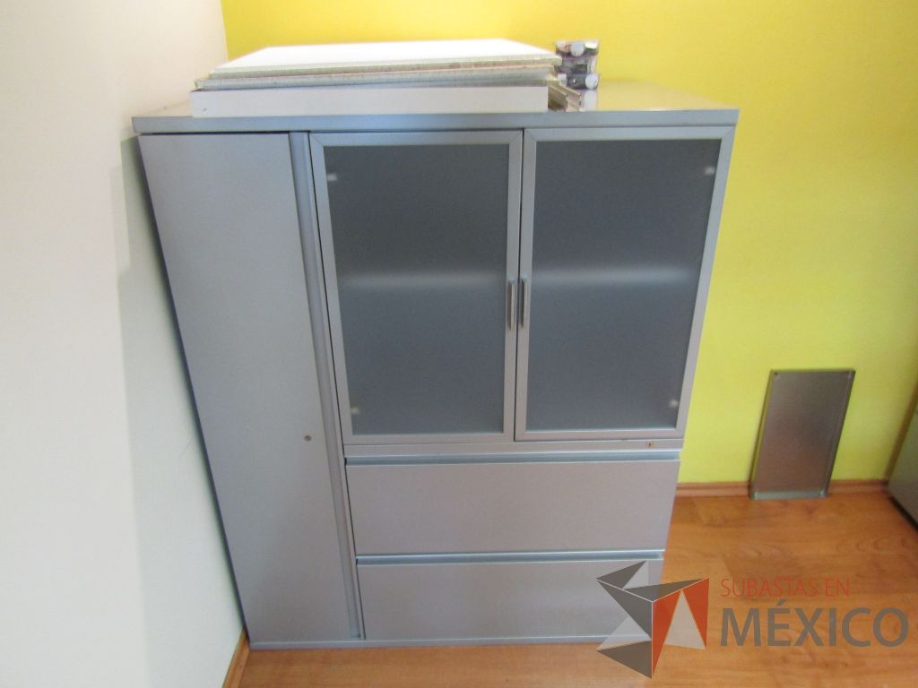 Lote 054 - Gabinete métalico con 3 puertas y 2 cajones color gris