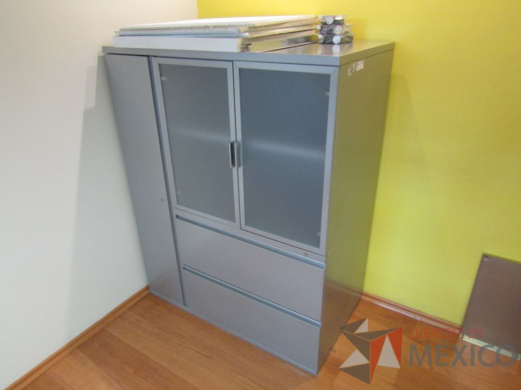 Lote 054 - Gabinete métalico con 3 puertas y 2 cajones color gris - Imagen 5