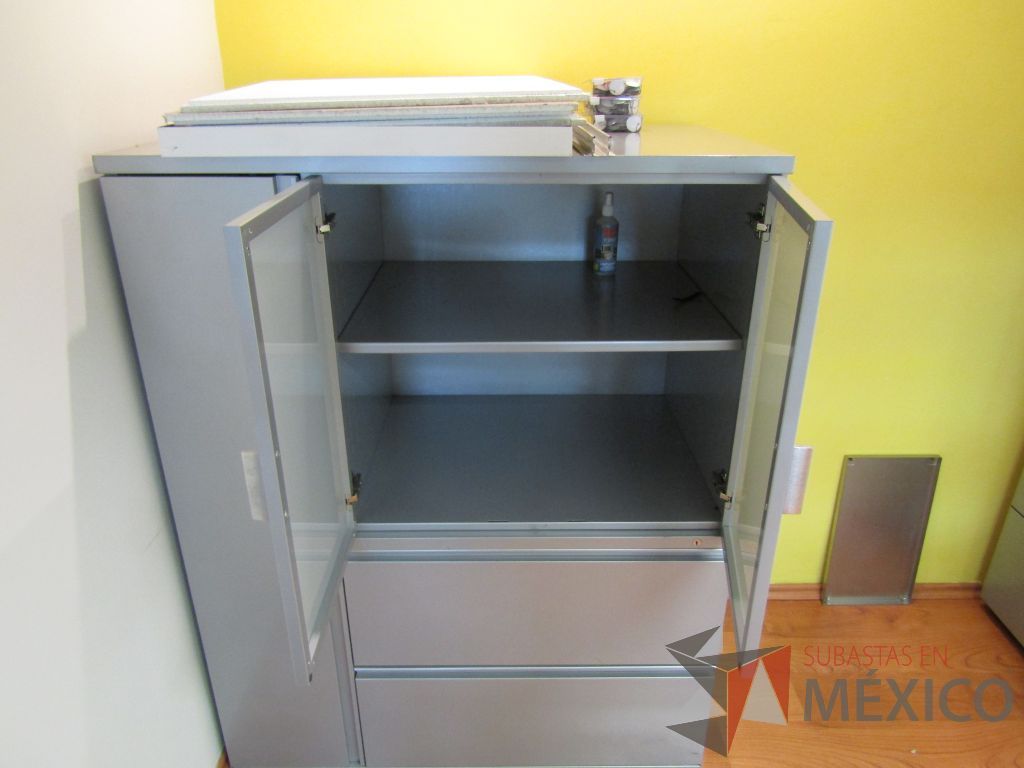 Lote 054 - Gabinete métalico con 3 puertas y 2 cajones color gris - Imagen 6