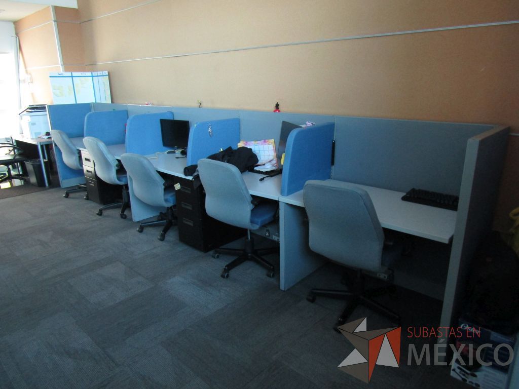 Lote 056 - Estación de trabajo para 5 personas con mampara baja y 2 archiveros métalicos de 3 cajones color negro
