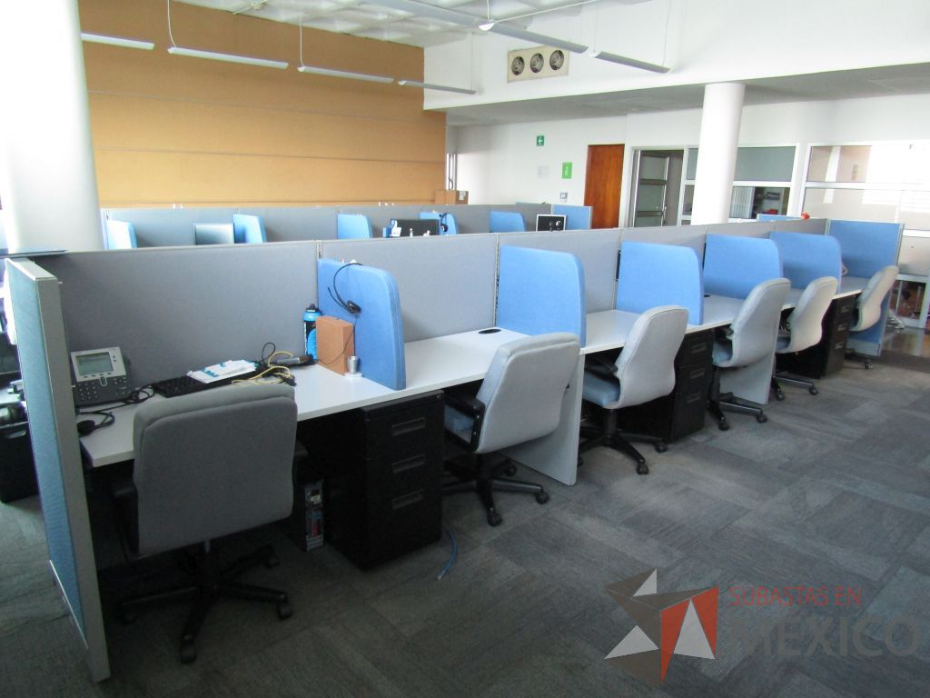 Lote 058 - Estación de trabajo para 11 personas con mampara baja y 3 archiveros métalicos de 3 cajones color negro