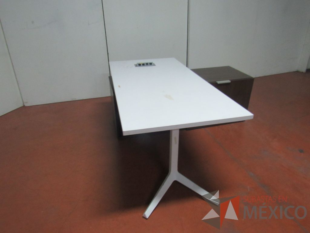 Lote 015 - Escritorio recargado sobre credenza color café y cubierta color blanco - Imagen 2