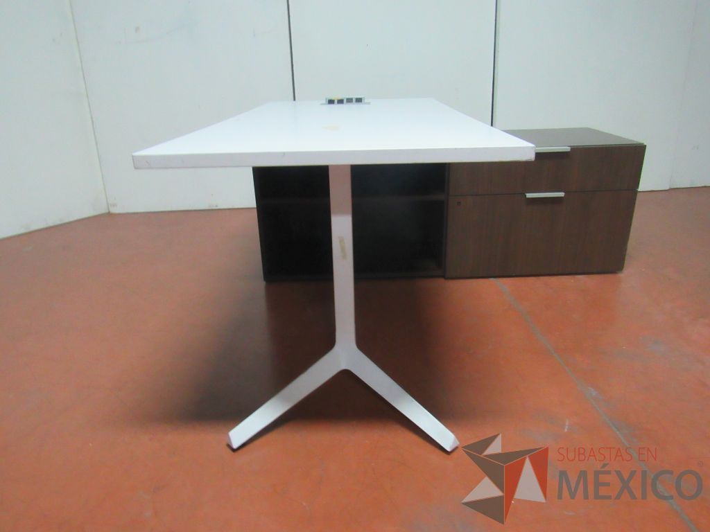 Lote 015 - Escritorio recargado sobre credenza color café y cubierta color blanco - Imagen 3