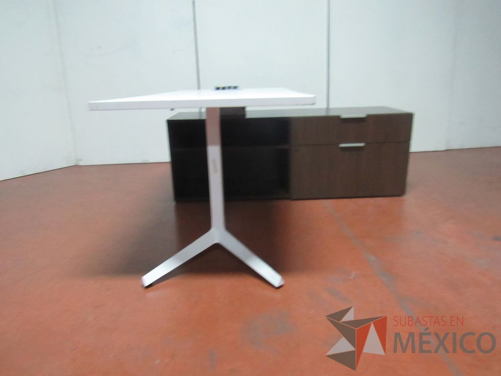 Lote 015 - Escritorio recargado sobre credenza color café y cubierta color blanco - Imagen 4