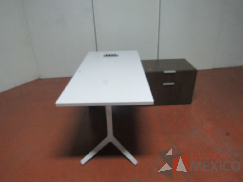 Lote 015 - Escritorio recargado sobre credenza color café y cubierta color blanco - Imagen 5