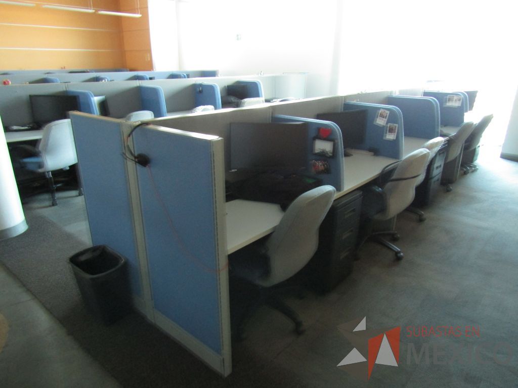 Lote 059 - Estación de trabajo para 11 personas con mampara baja y y 6 archiveros métalicos de 3 cajones color negro - Imagen 7