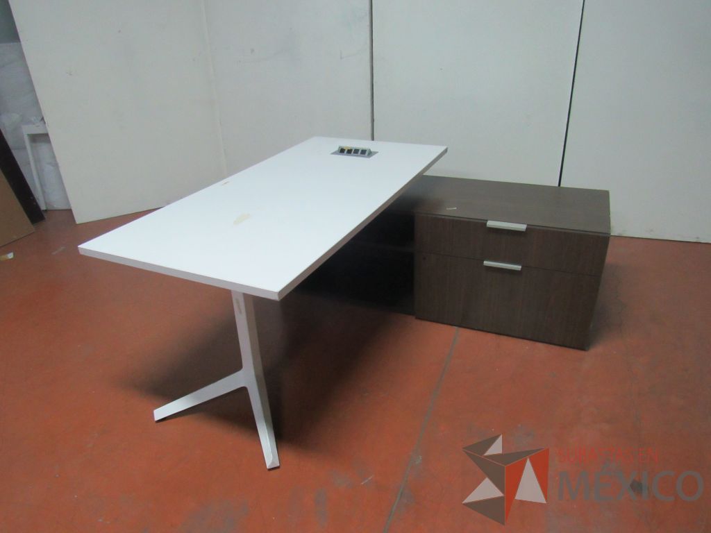 Lote 015 - Escritorio recargado sobre credenza color café y cubierta color blanco - Imagen 6