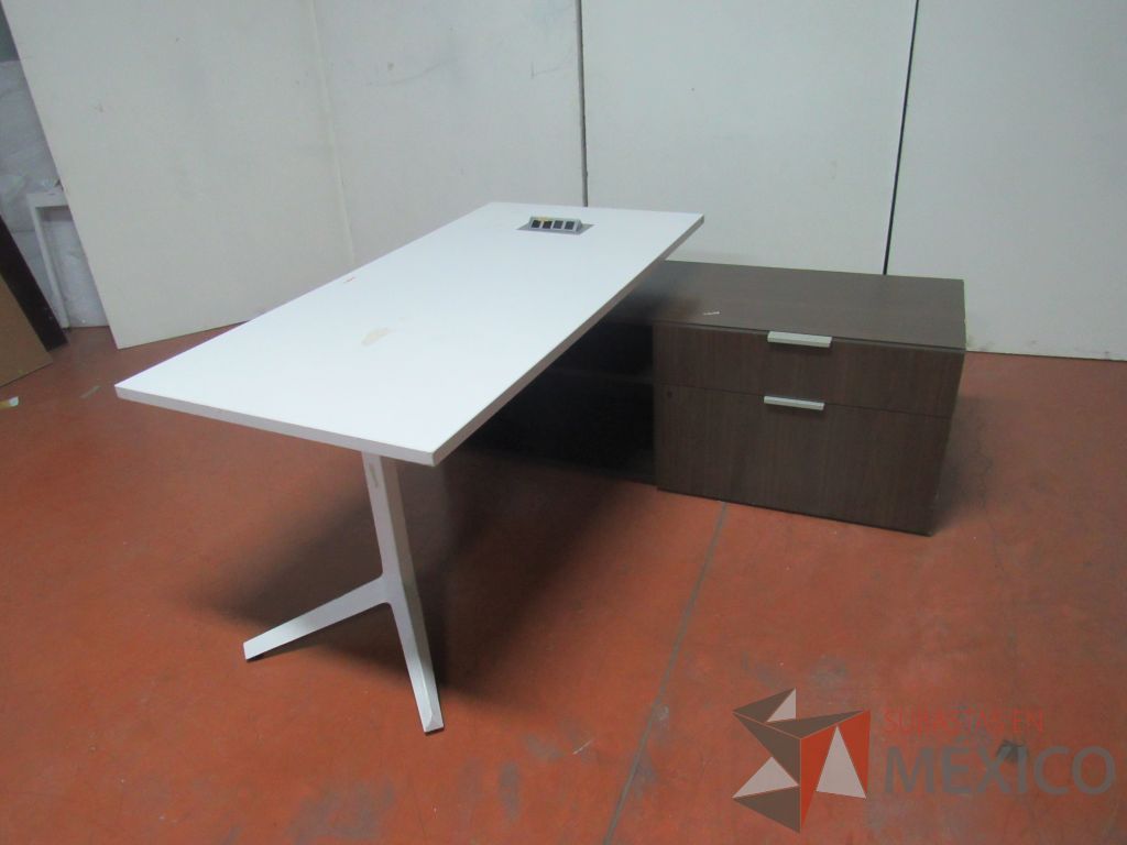 Lote 015 - Escritorio recargado sobre credenza color café y cubierta color blanco