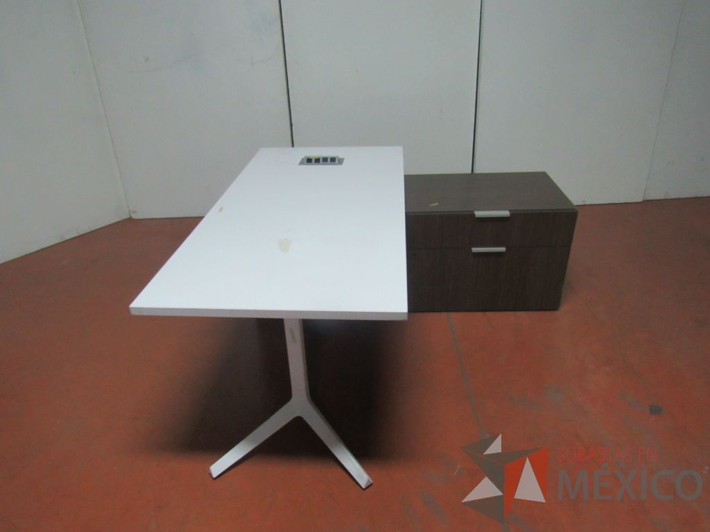 Lote 015 - Escritorio recargado sobre credenza color café y cubierta color blanco - Imagen 7