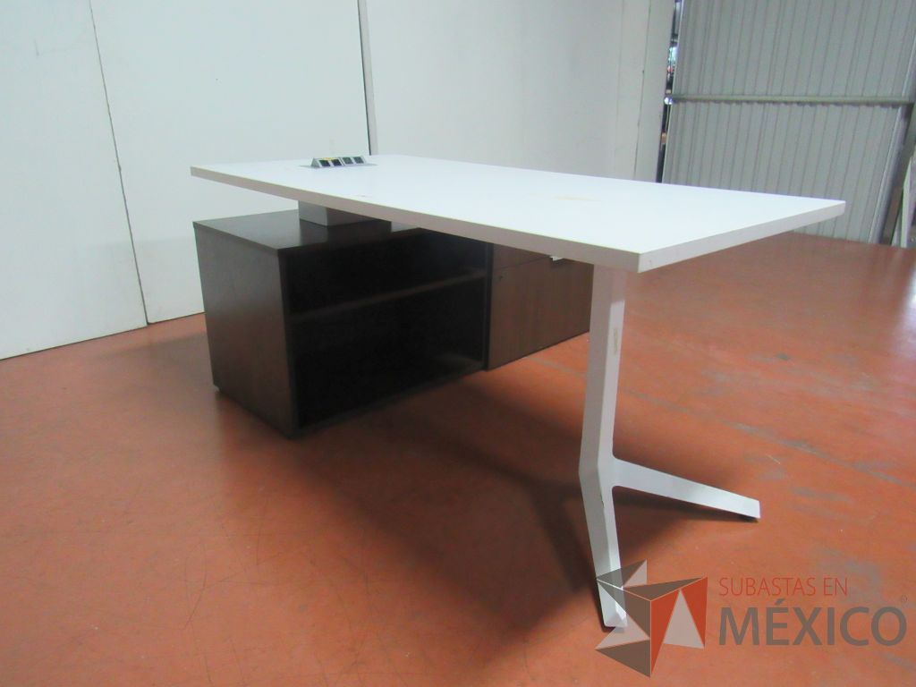 Lote 015 - Escritorio recargado sobre credenza color café y cubierta color blanco - Imagen 8