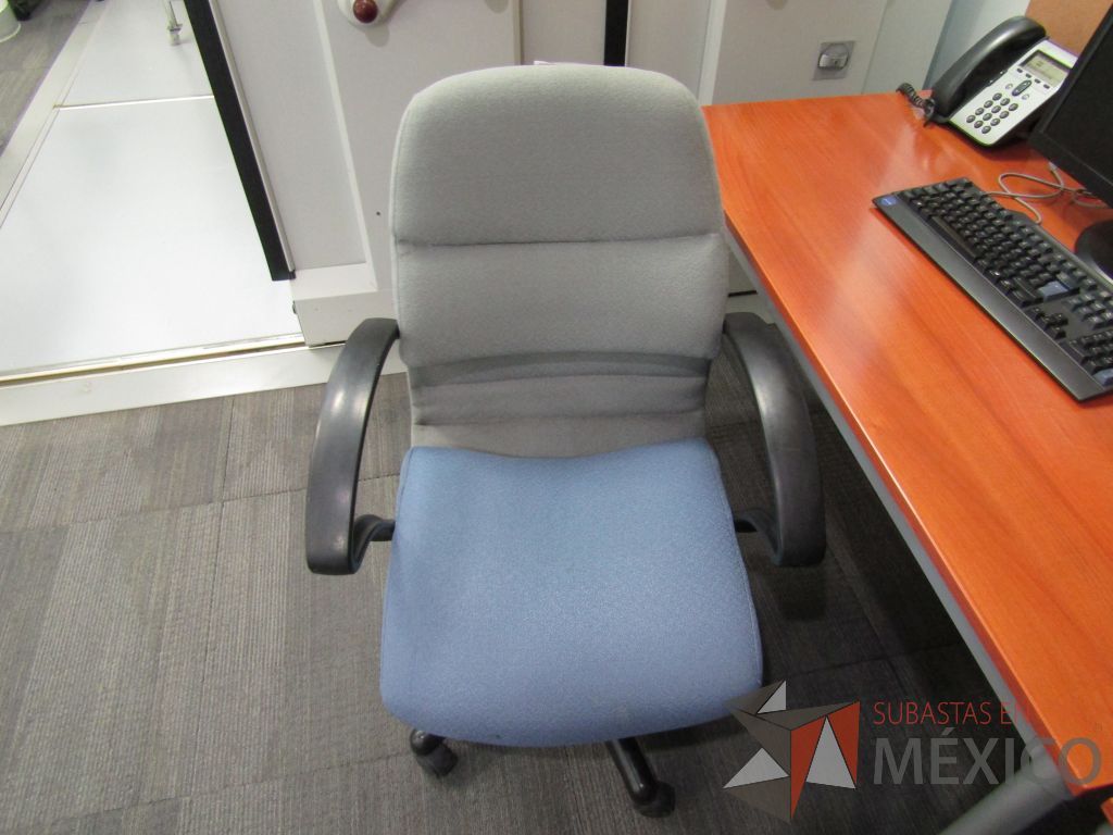 Lote 060 - Silla operativa con ruedas, descansabrazos fijo, asiento y respaldo en tela color azul con gris - Imagen 4