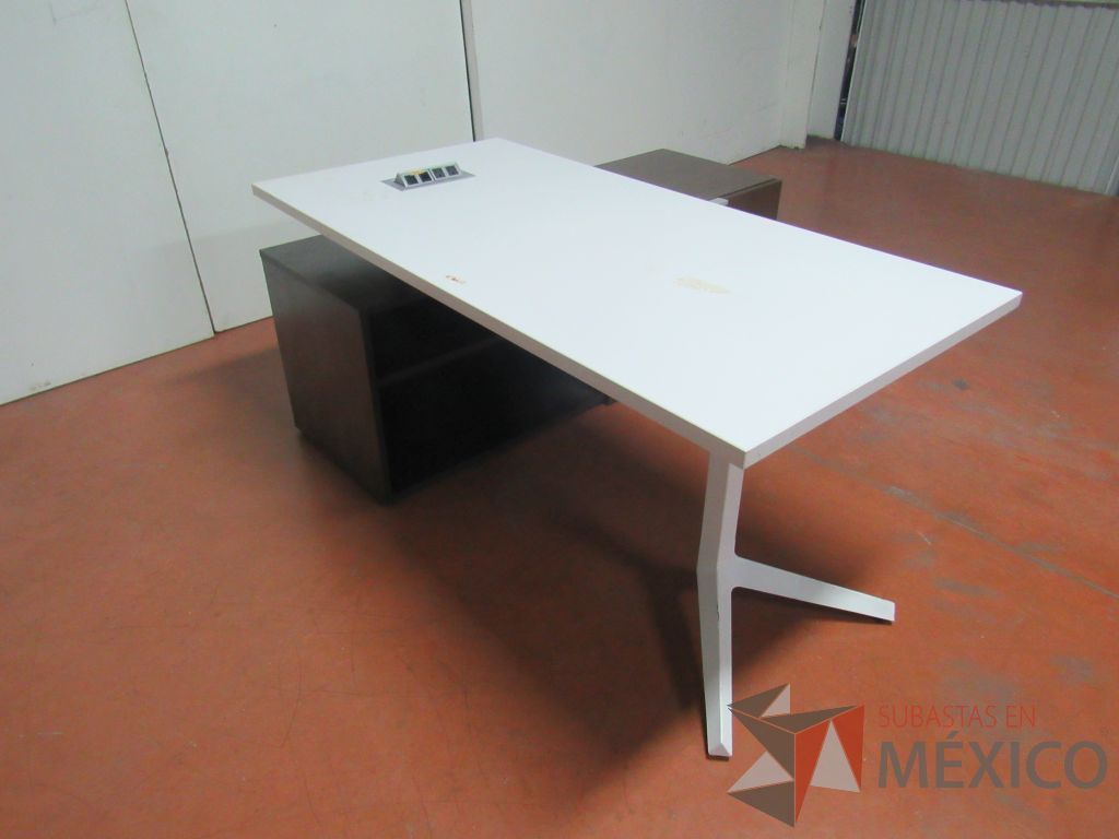 Lote 015 - Escritorio recargado sobre credenza color café y cubierta color blanco - Imagen 9