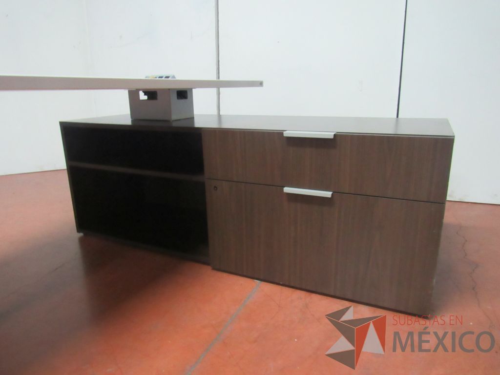 Lote 015 - Escritorio recargado sobre credenza color café y cubierta color blanco - Imagen 11